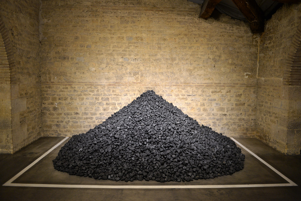 Un tas de charbon est entouré d'une forme rectangulaire blanche inscrite au sol