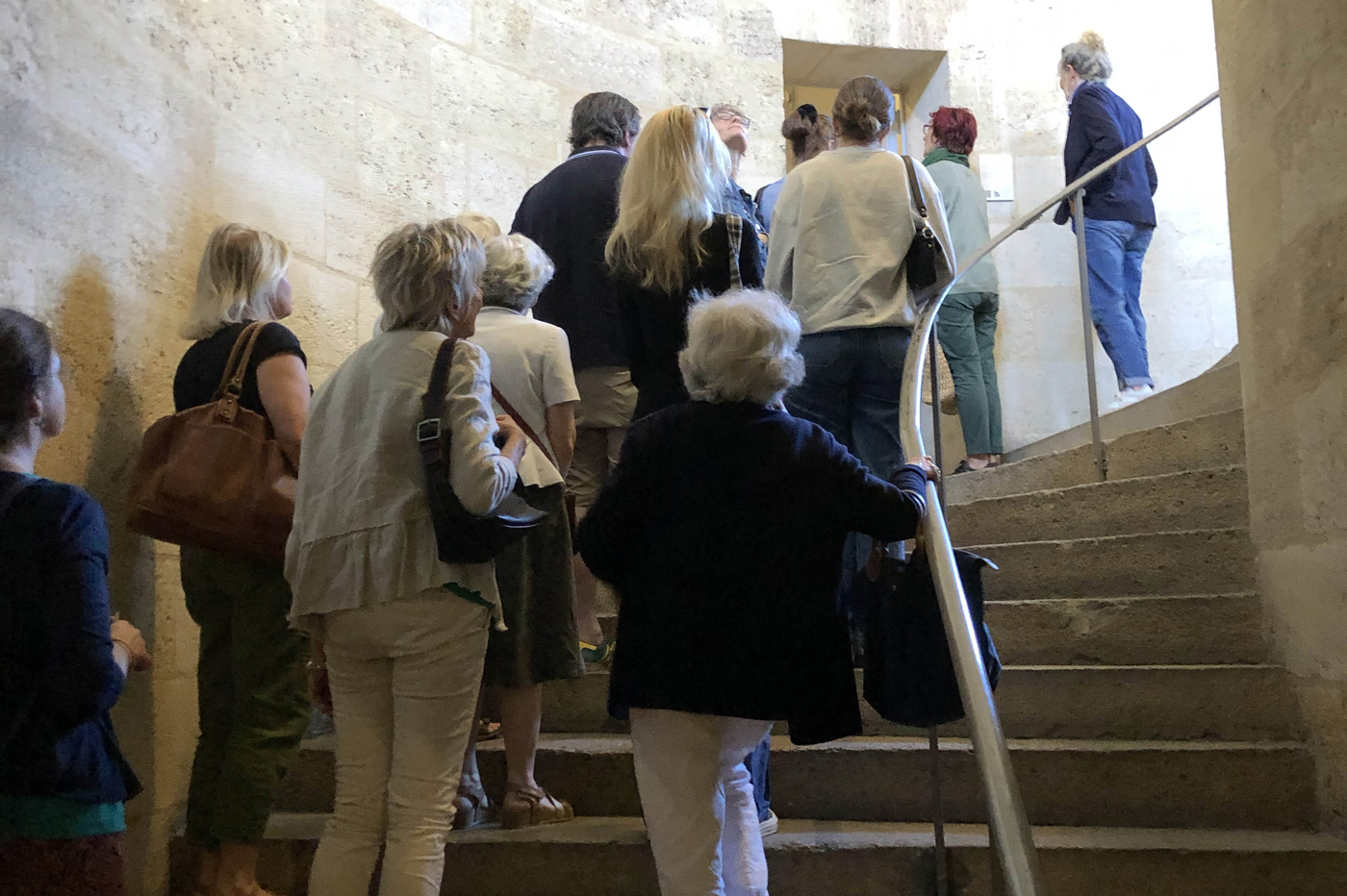 Un groupe de visiteurs monte l'escalier à vis du Capc
