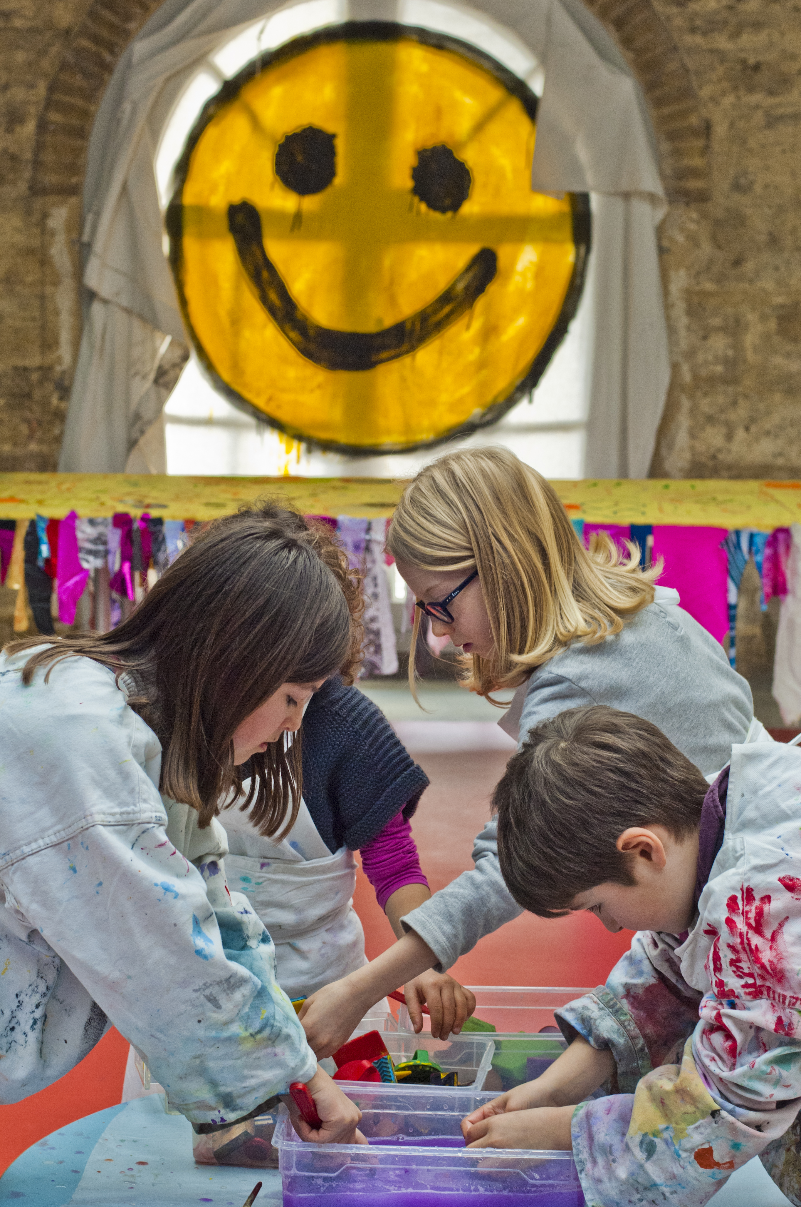 Des enfants qui dessinent sur des feuilles