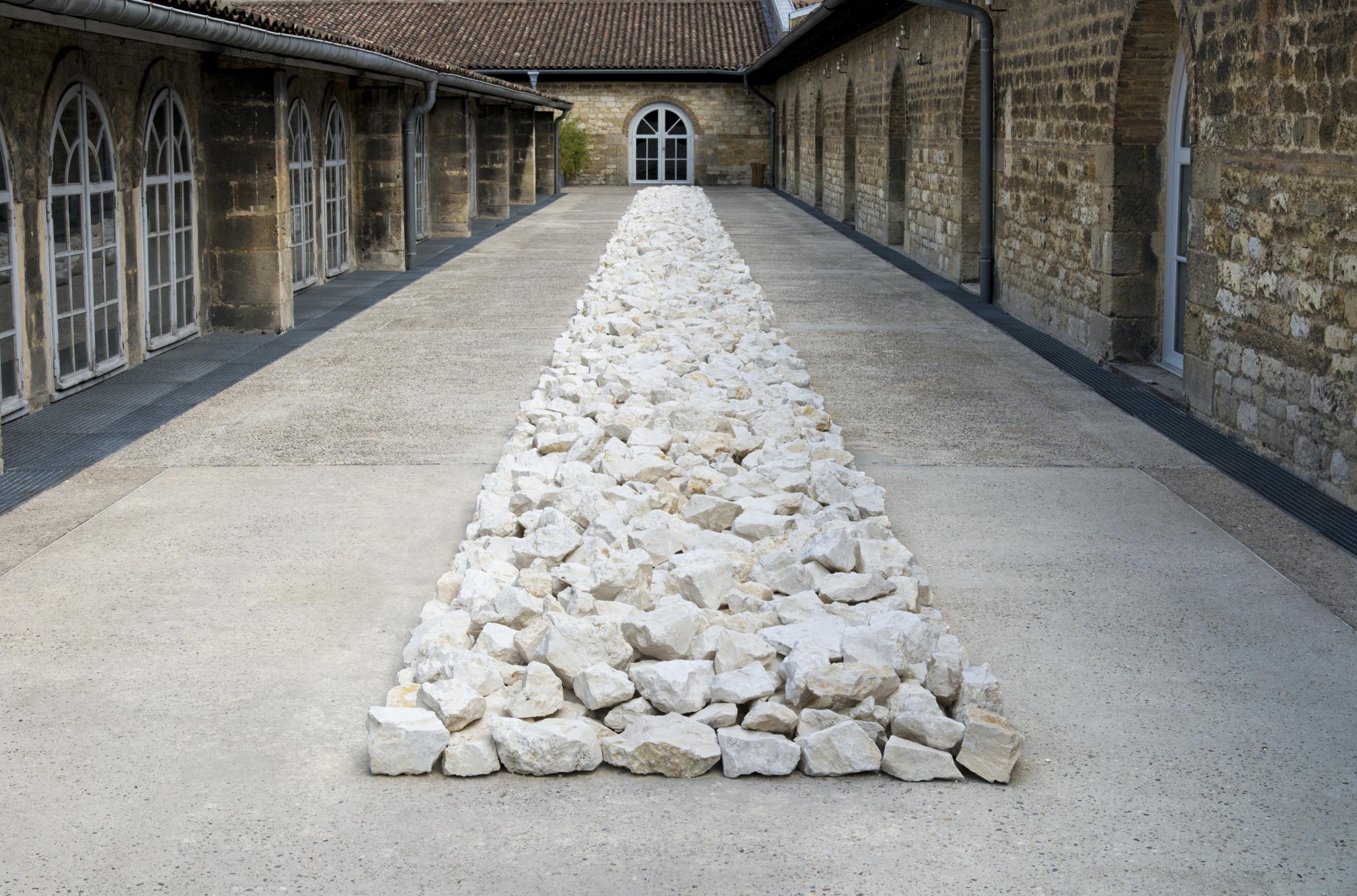 Ligne de pierre blanches