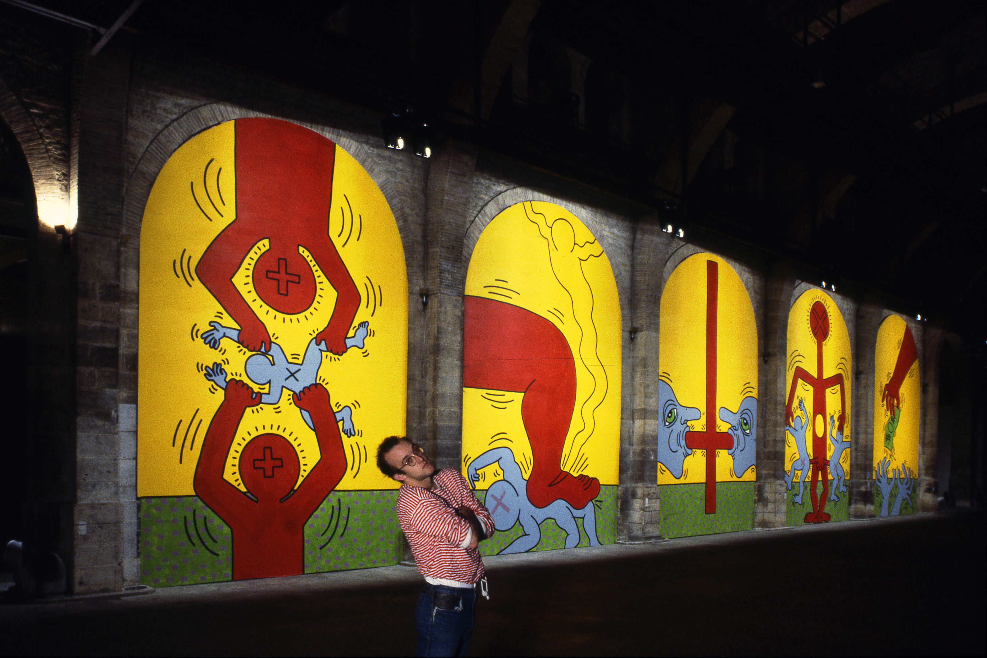 Keith Haring devant une fresque au Capc
