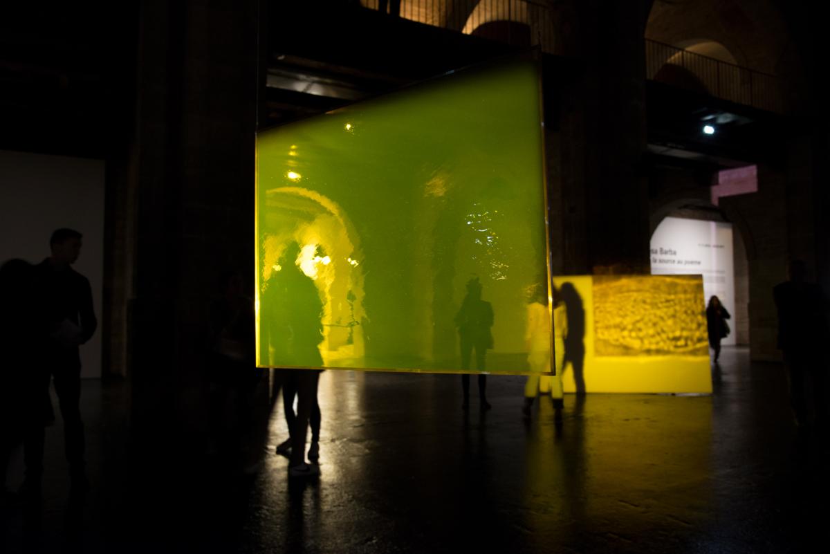 Grands panneaux jaunes translucides suspendus dans un intérieur sombre