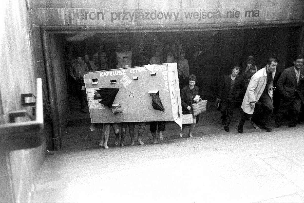 Tadeusz Kantor, happening "Chapeau pour quatre", Varsovie, 1969, photographie par Tadeusz Rolke, archive Tadeusz Rolke, Musée d'art moderne de Varsovie.