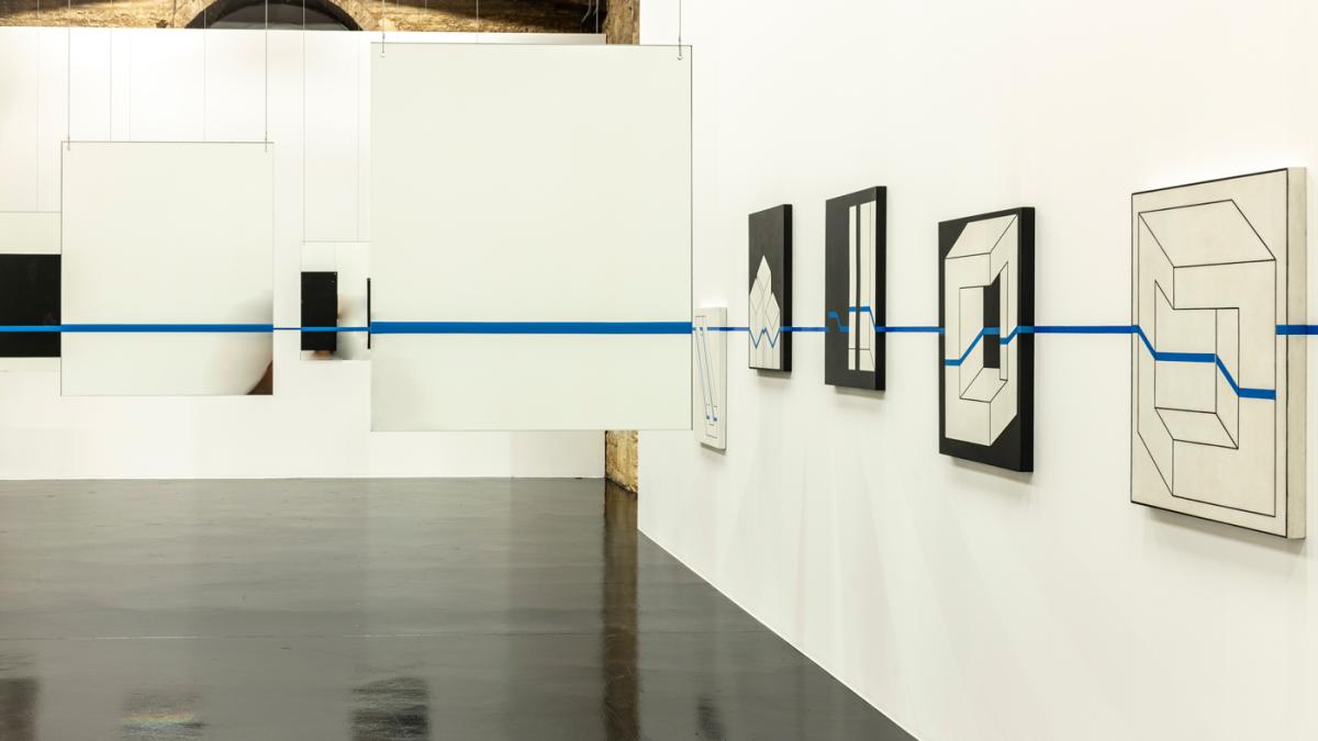 Une série de peintures sont accrochées sur un mur blanc sur lesquels (mur et peintures) l'artiste a fait courir une ligne de scotch bleu positionnée à 1,30 m. du sol.