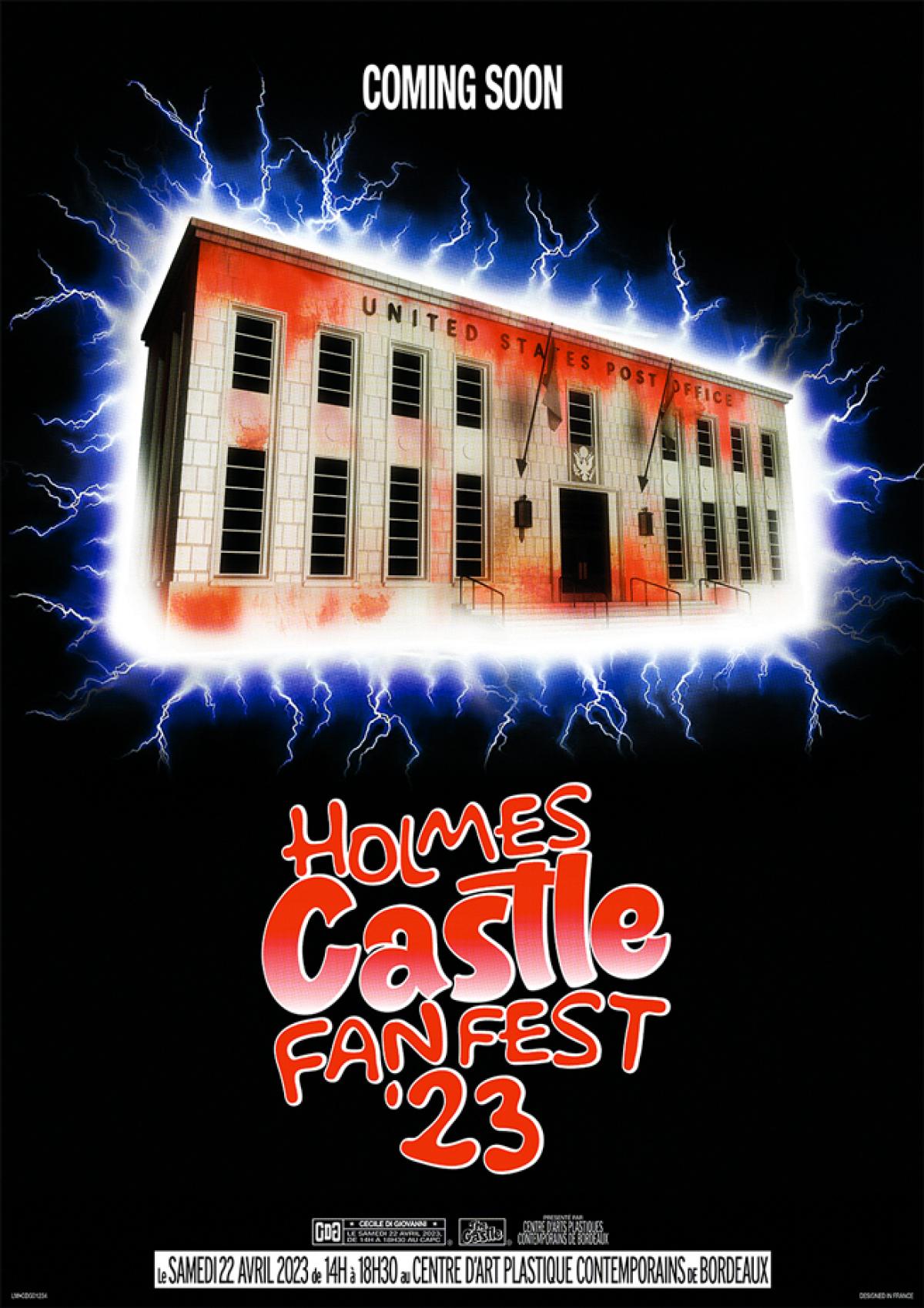 Une affiche, sur un fong noir, En haut ils est écrit "Coming soon". Dessous la façade d'un bâtiment entouré d'un halo blanc et bleu d'où s'échappe des éclairs et avec écrit sur l'immeuble "United States Post Office". Dessous en trouve la mention "Holmes Castle Fan Fest'23"