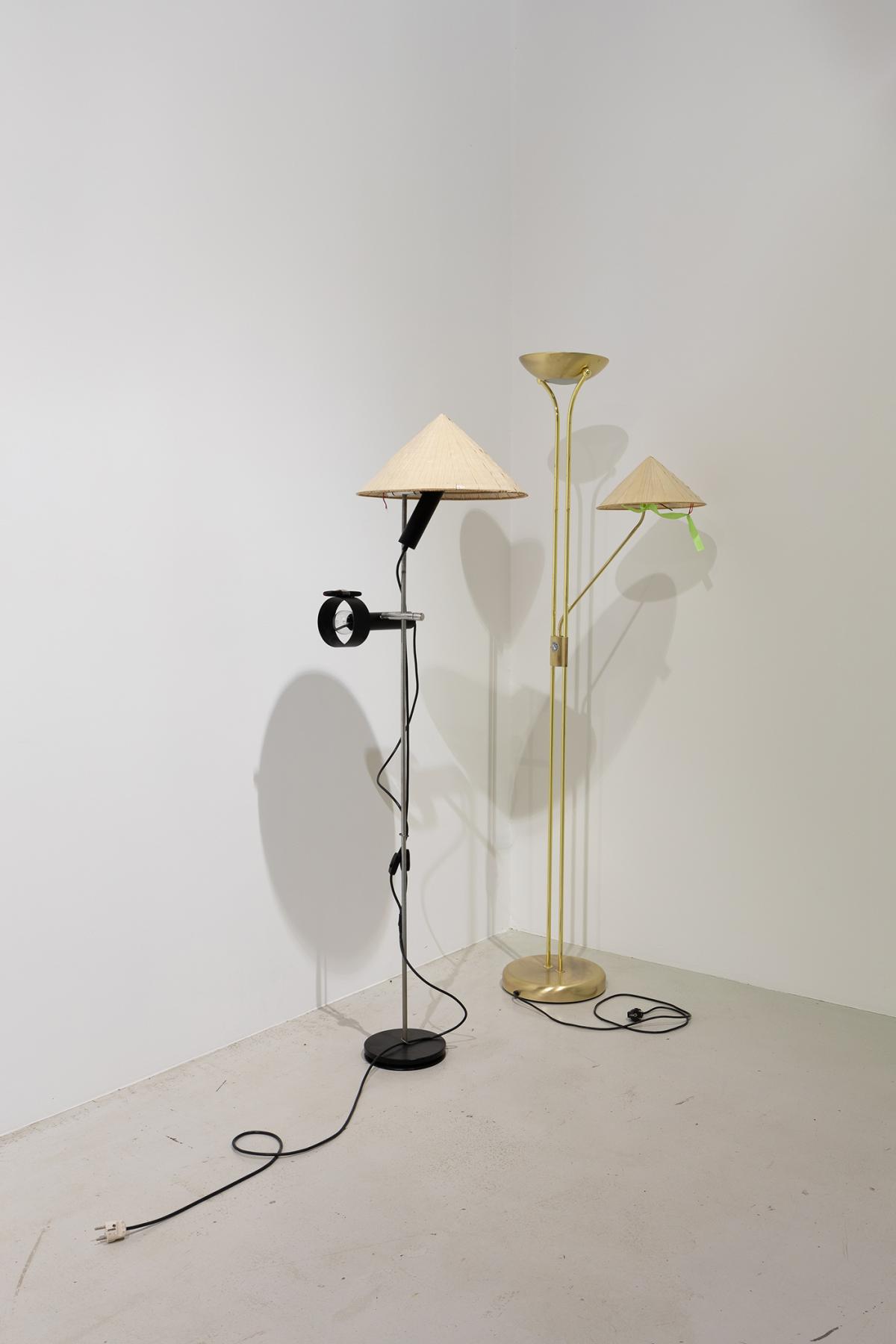 Deux lampadaires installés dans l'angle d'une salle d'exposition