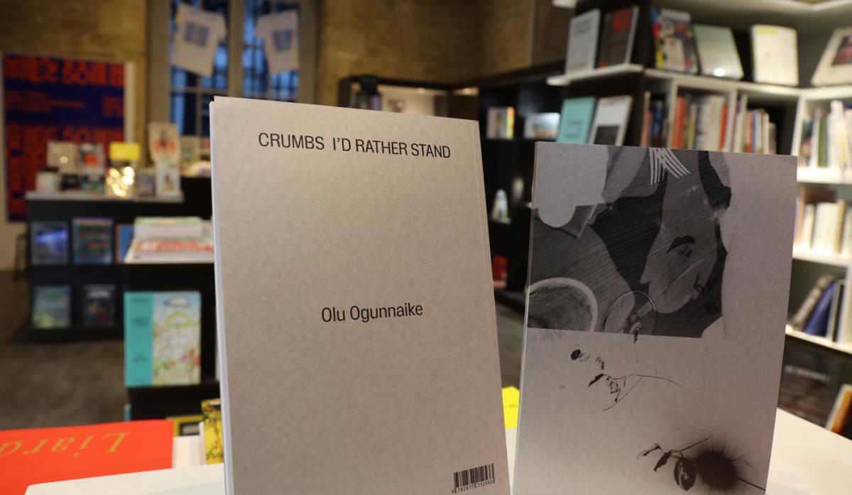 Dans une libraire, gros plan sur le livre de Olu Ogunnaike, Crumbs I'd rather Stand