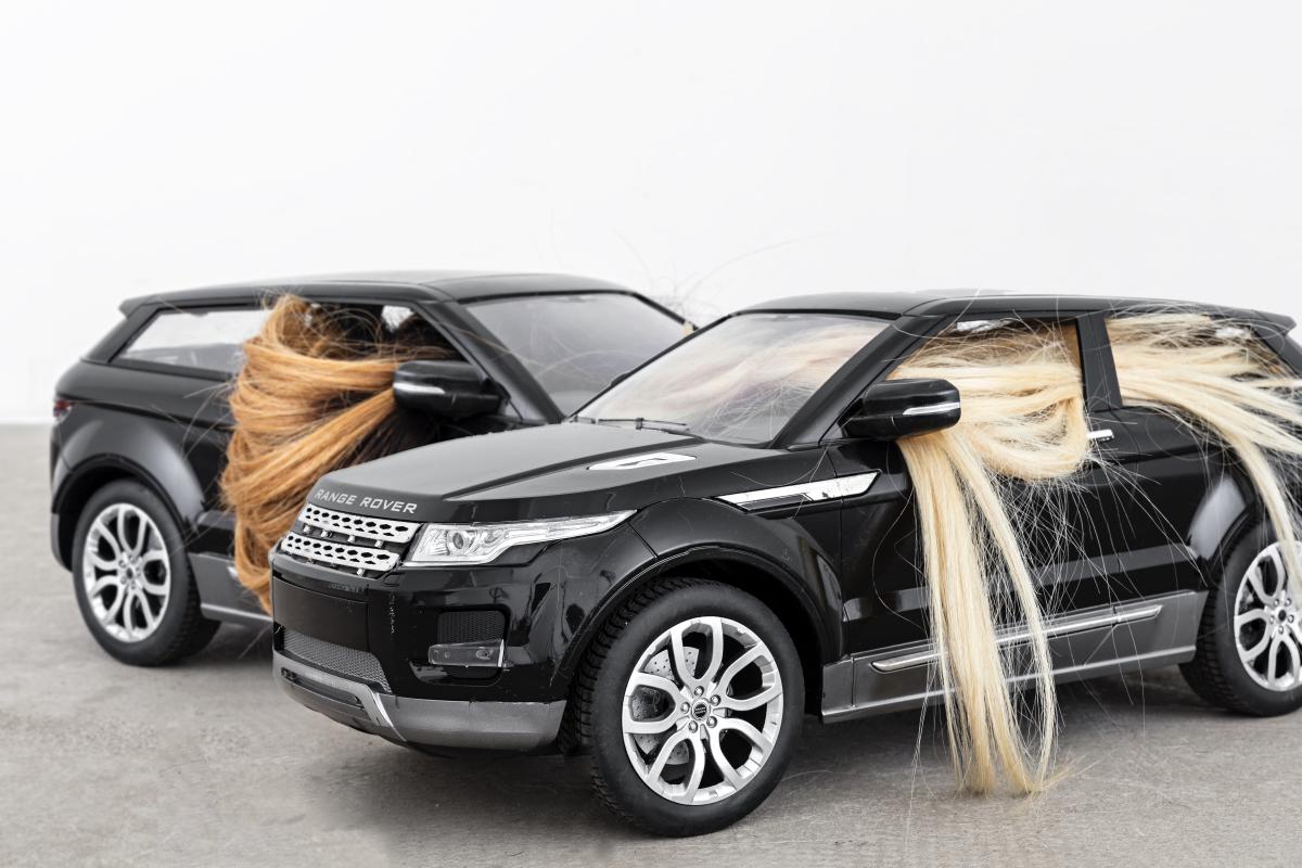 2 voitures contenant des perruques au cheveux long blonds et roux