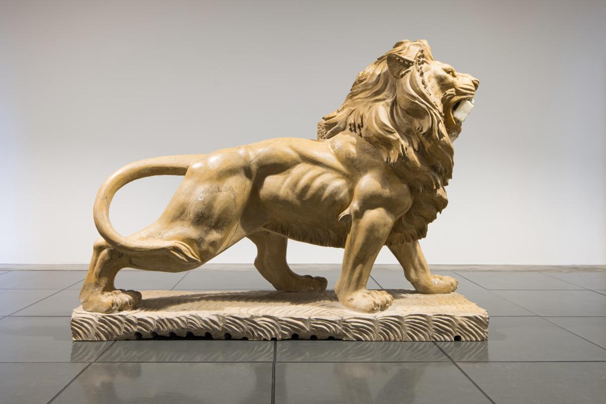 Sculpture d'un lion en Marbre avec dans sa gueule un savon